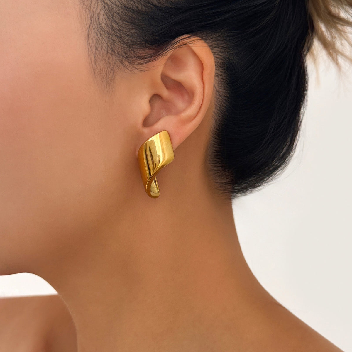 18k Classy Geometric Curve Stud Earrings