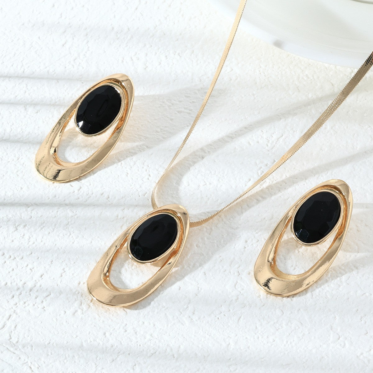 Classy Geometric Black Oval Necklace and Earring Set