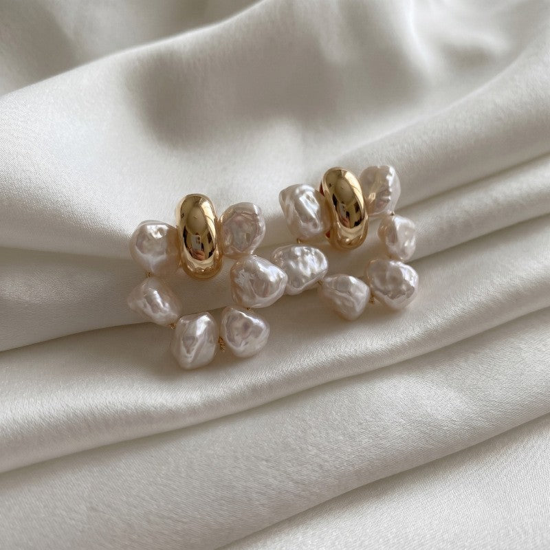 Classy Faux Pearl Flower Stud Earrings