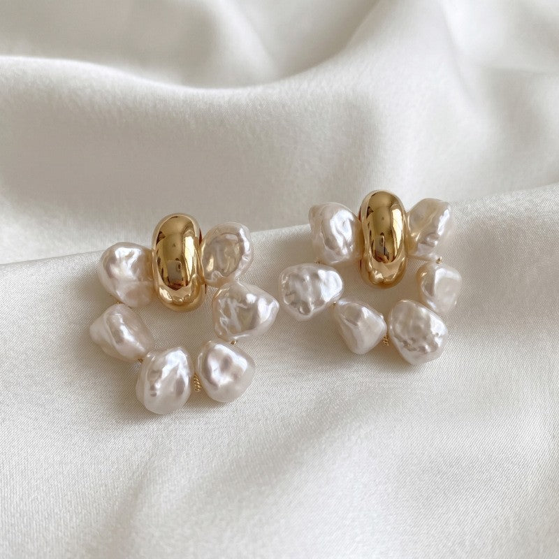 Classy Faux Pearl Flower Stud Earrings
