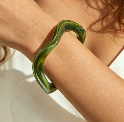 Classy Multi-Tone Wavy Resin Bangle Set