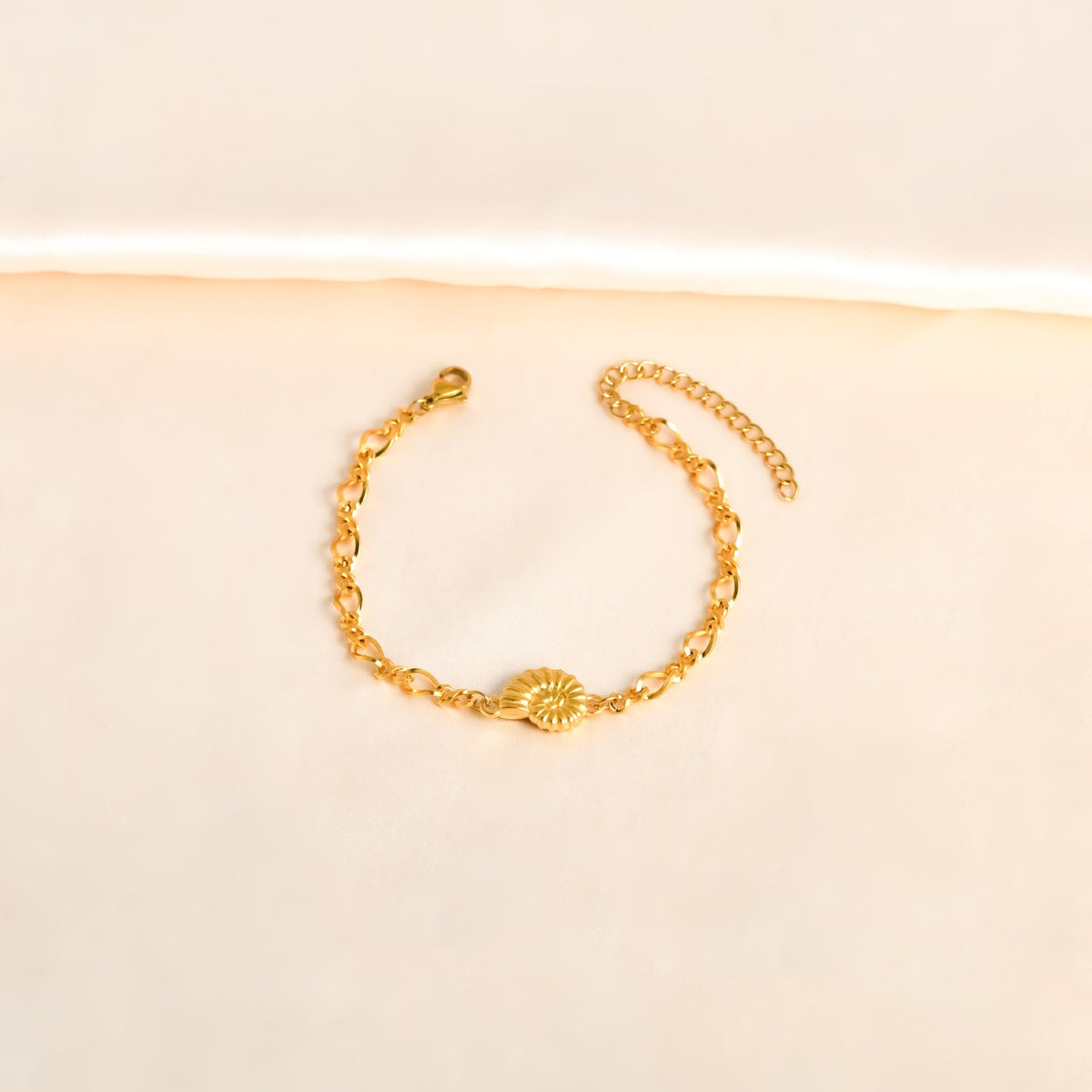 Dainty Conch Shell Charm Bracelet