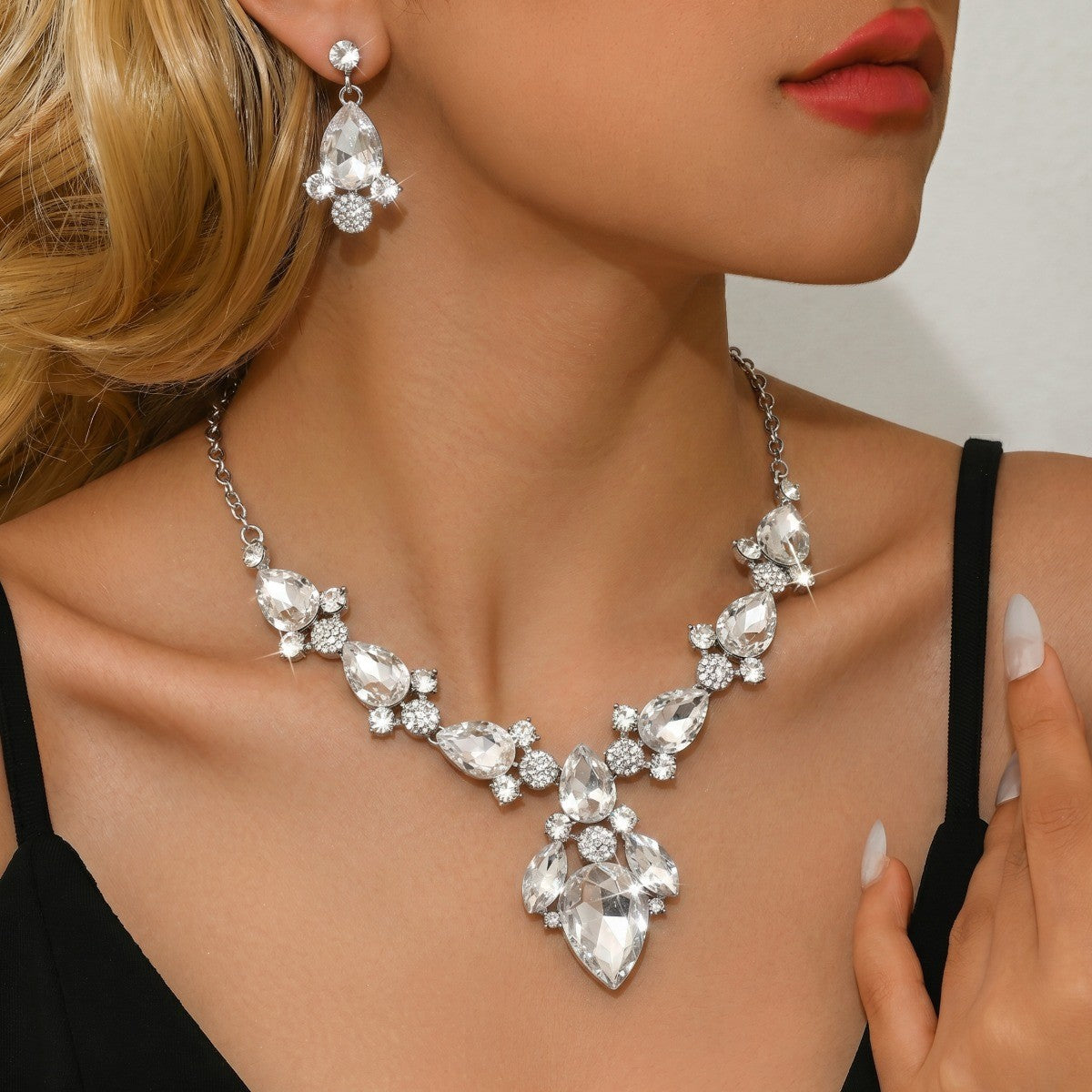 Classy Emerald Teardrop Necklace & Earring Set