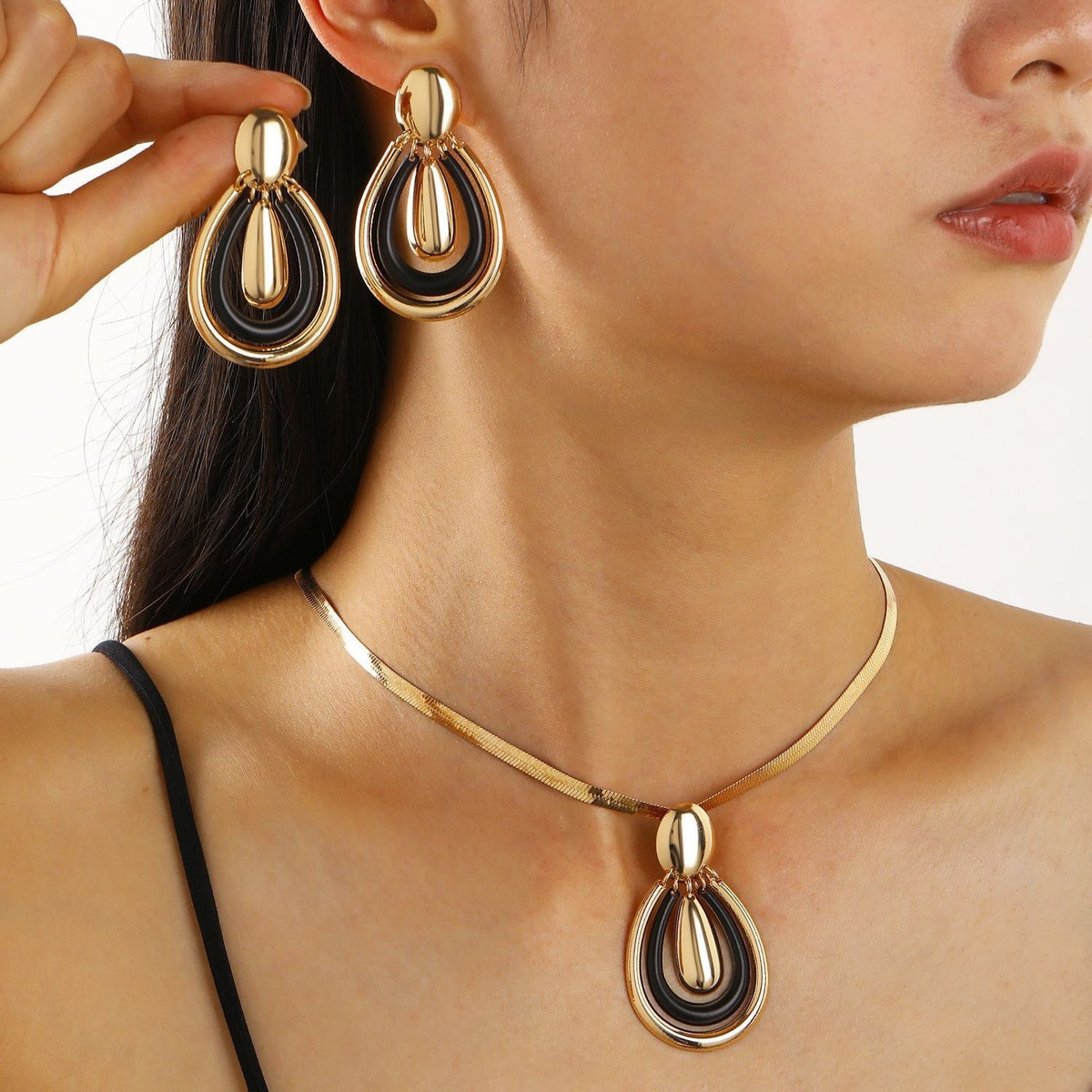 Classy Black Teardrop Necklace & Earring Set