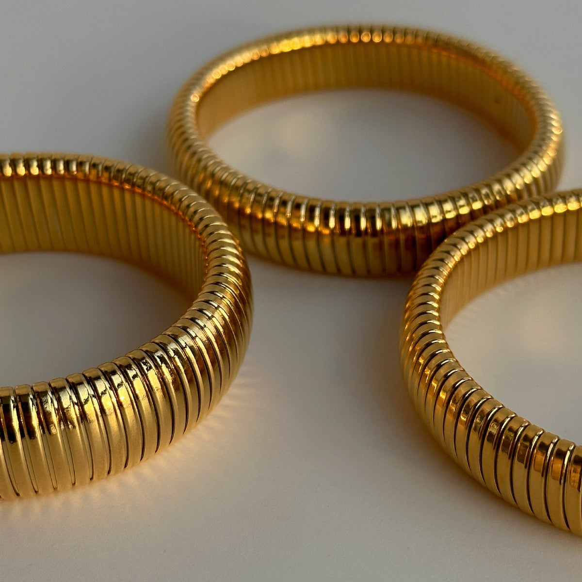 18k Classy Ribbed Stretch Bracelet
