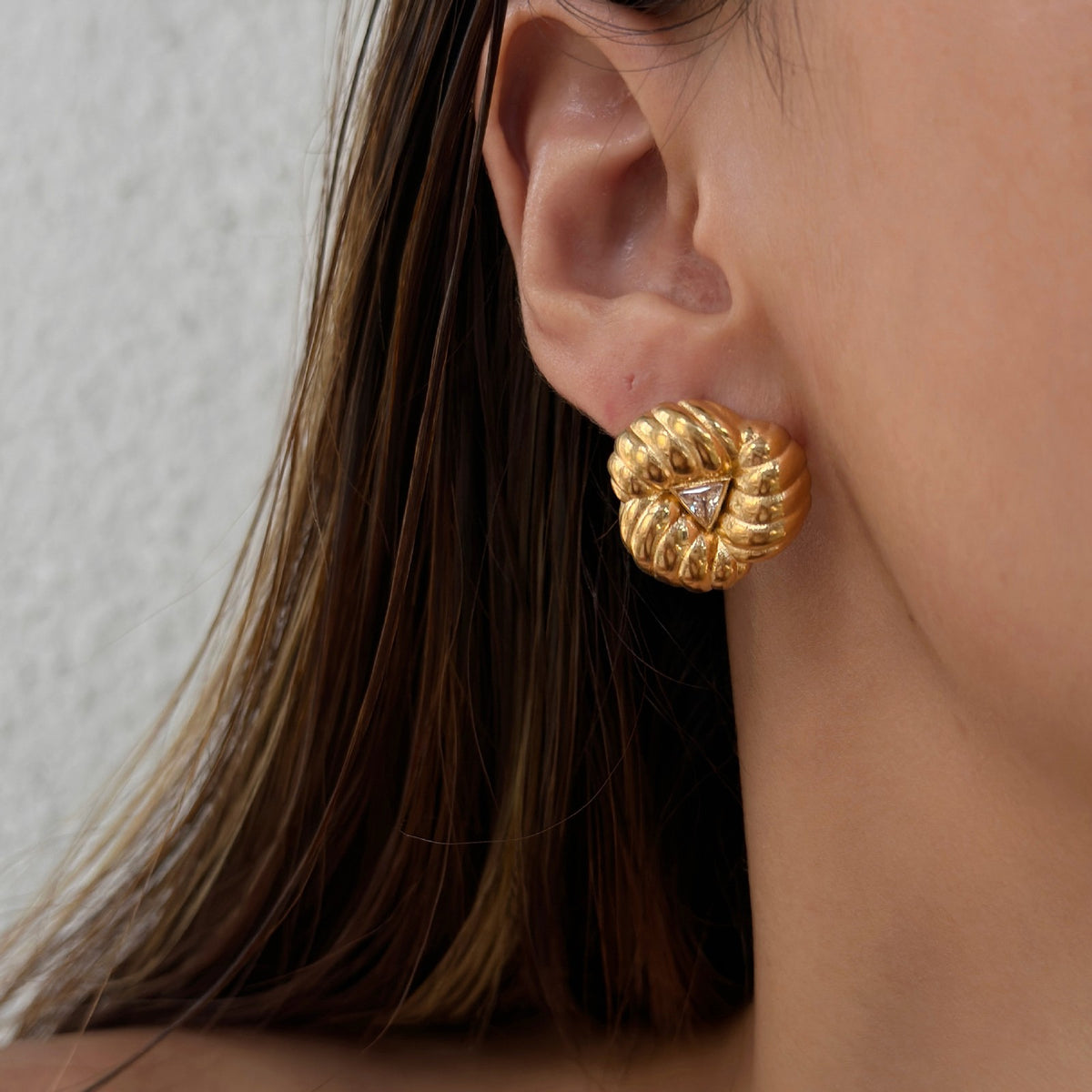 18k Classy Ribbed Flower Stud Earrings