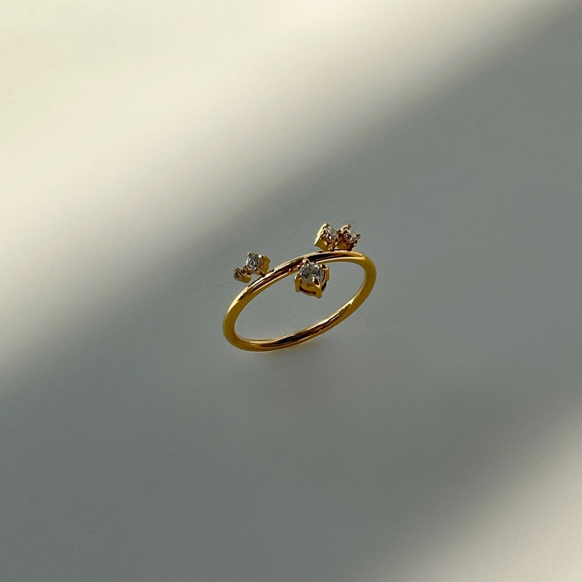 18k Dainty Scattered Zirconia Ring