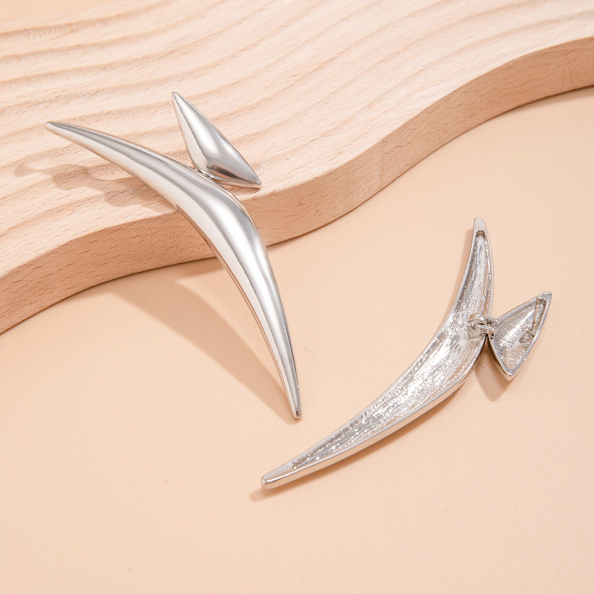 Classy Geometric Curved Spike Earrings