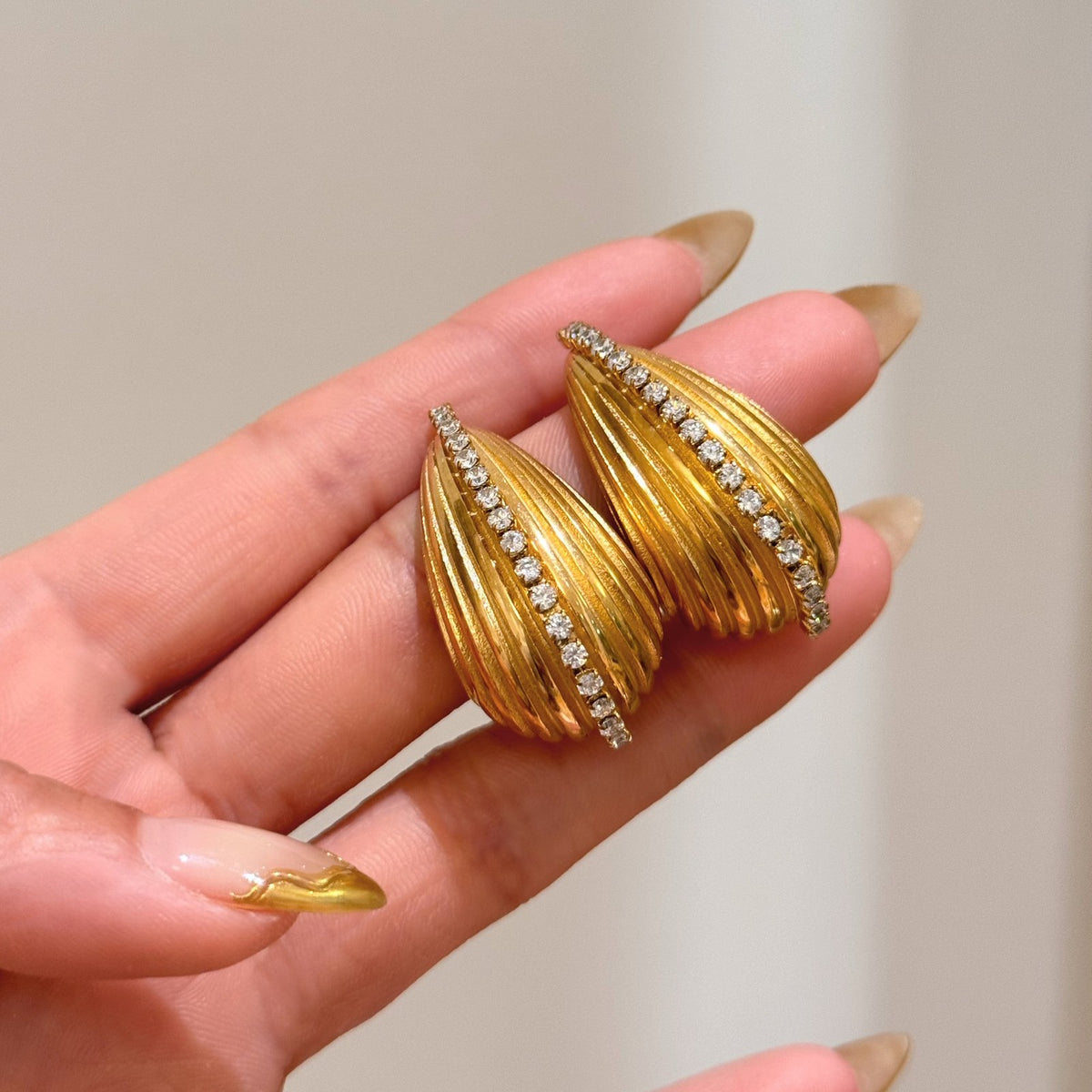 18k Classy Fluted Teardrop Stud Earrings