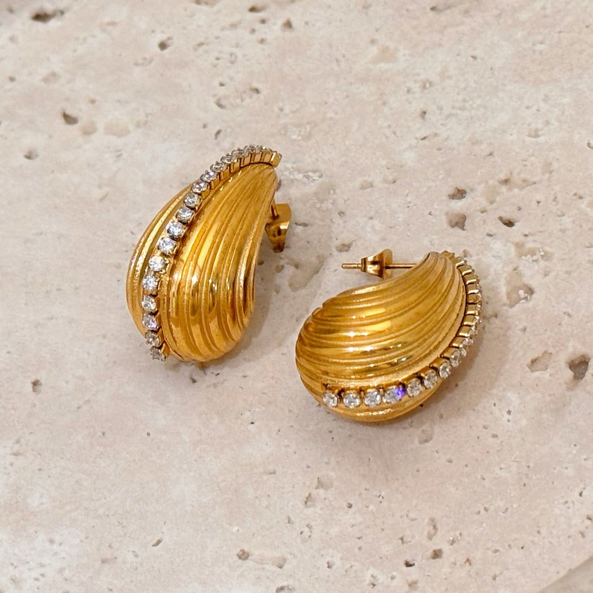 18k Classy Fluted Teardrop Stud Earrings