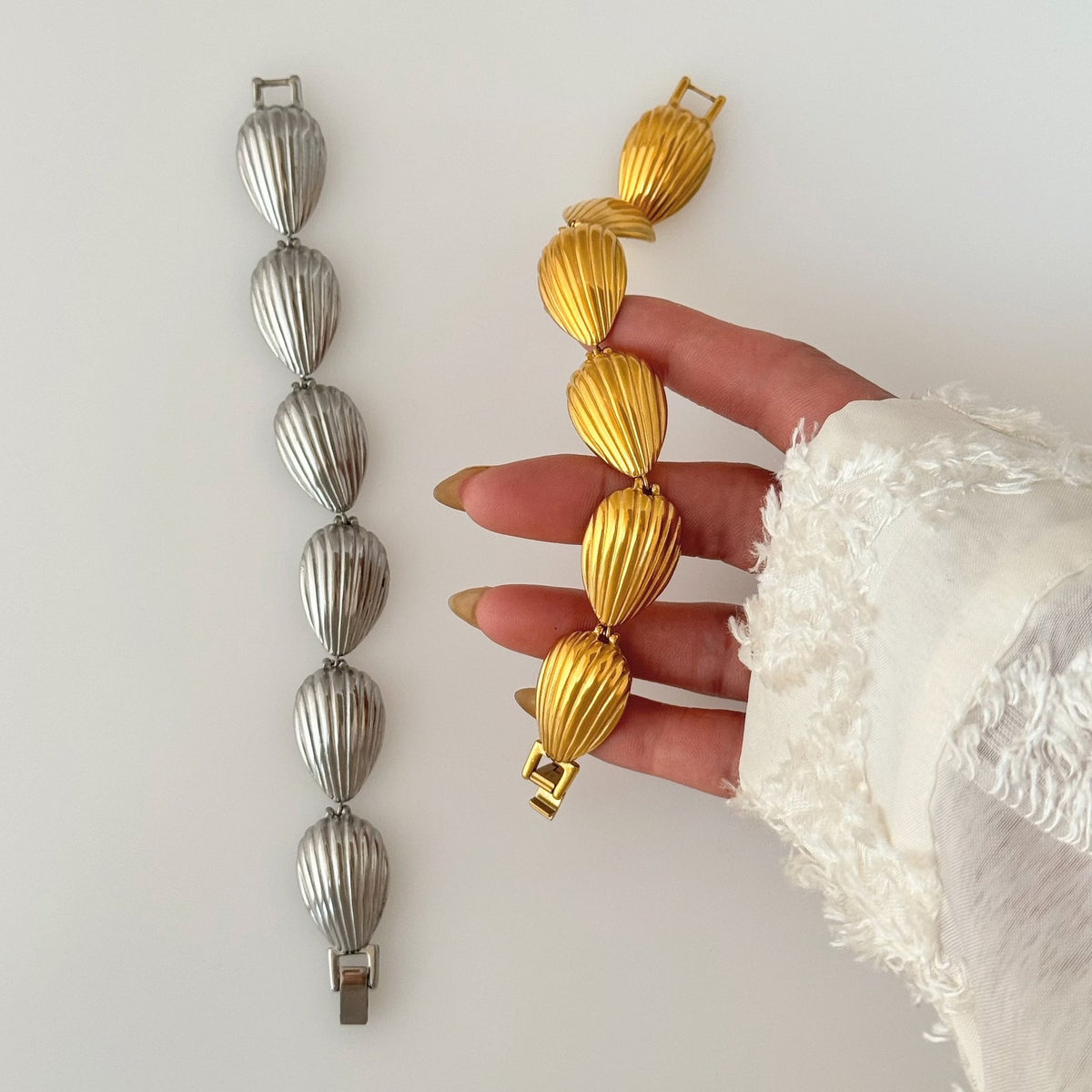 Classy Ribbed Shell Link Bracelet