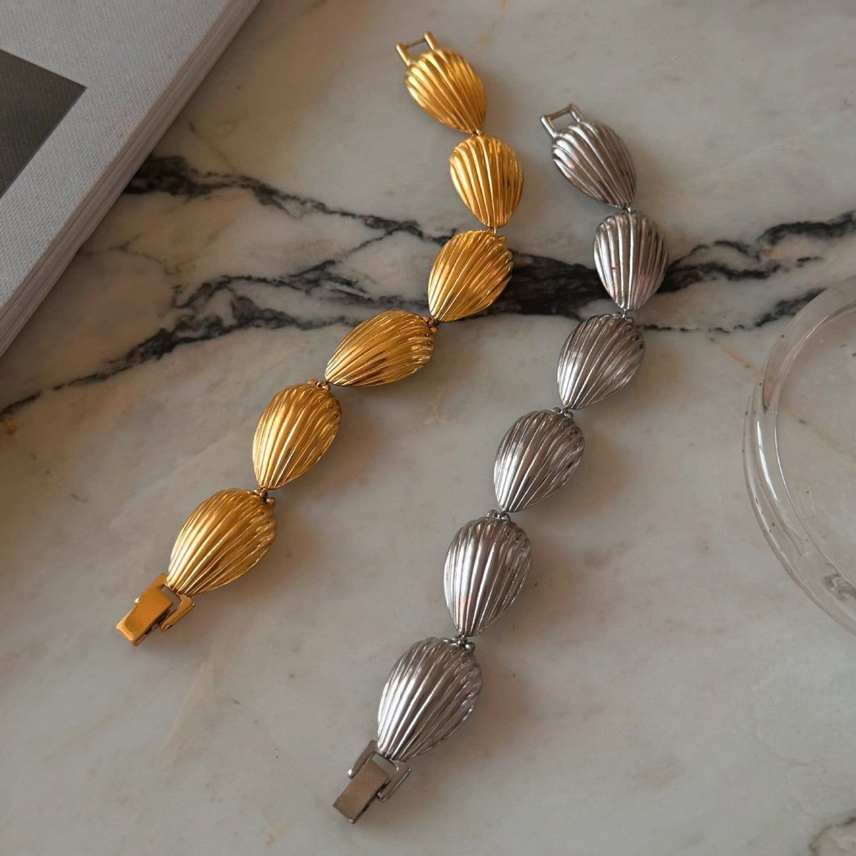 Classy Ribbed Shell Link Bracelet