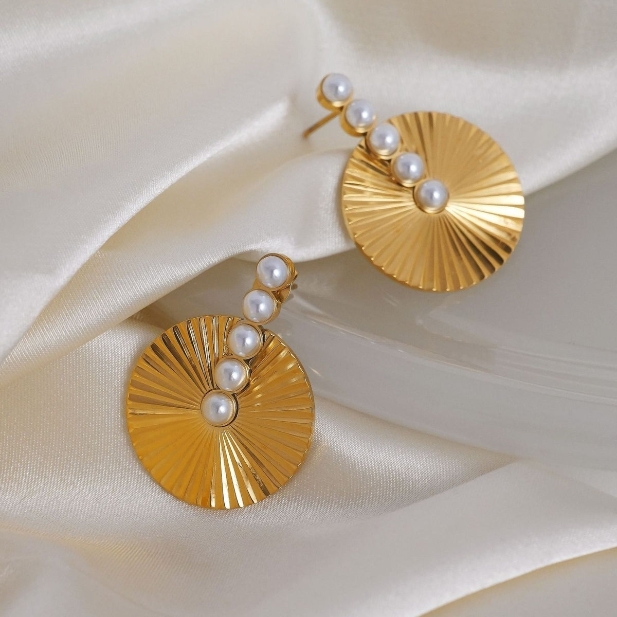 18k Classy Sunburst Pearl & Zirconia Earrings