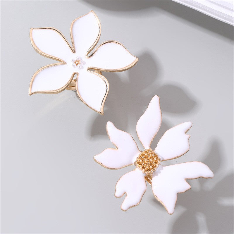 Classy White Resin Flower Statement Ring