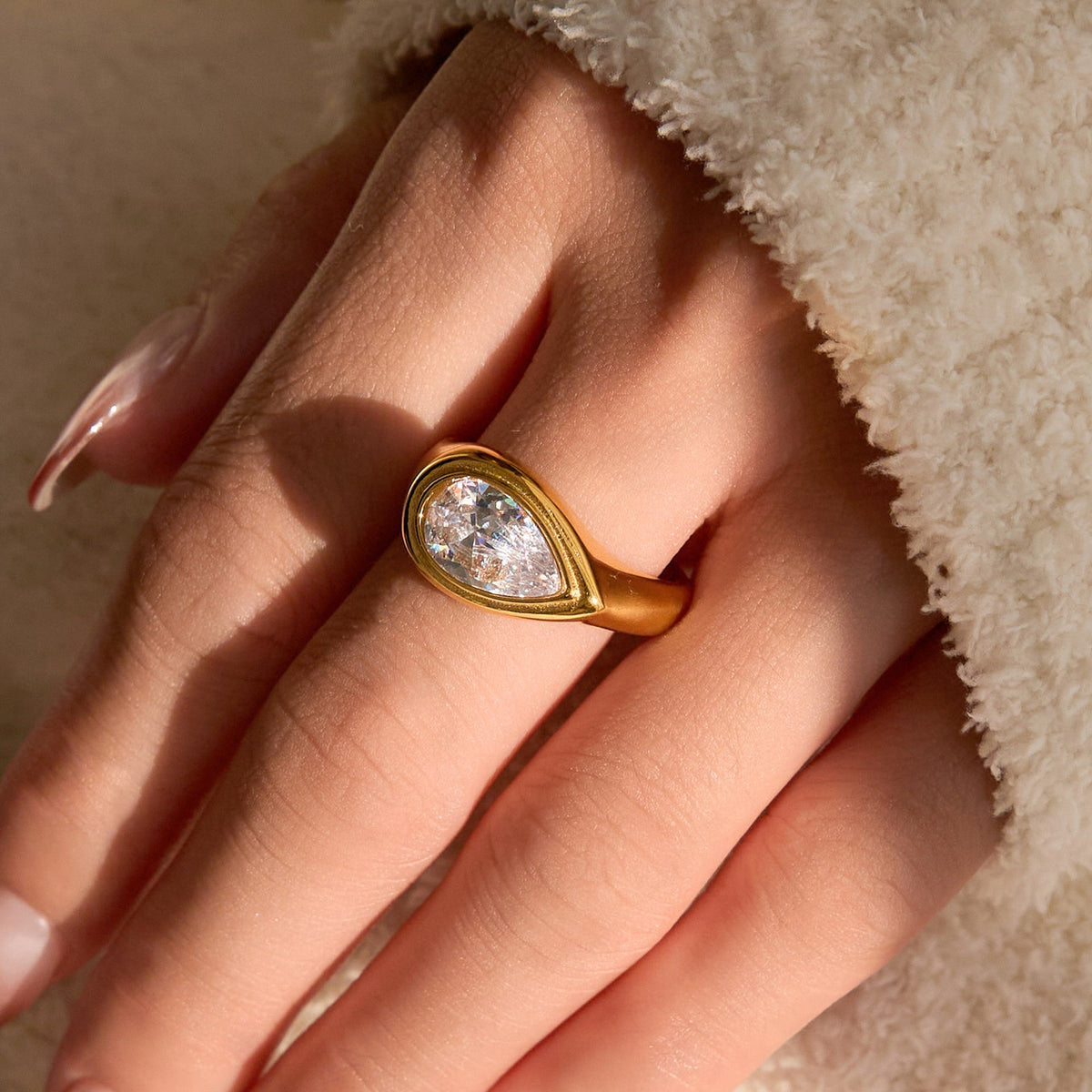 18k Dainty Teardrop Zircon Ring