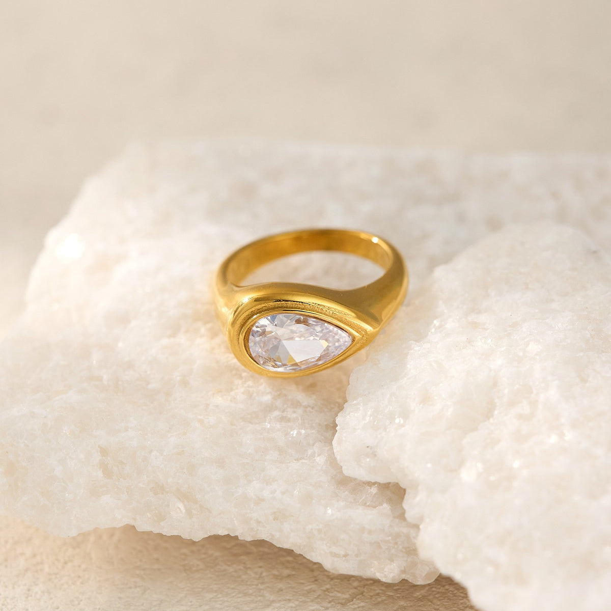 18k Dainty Teardrop Zircon Ring