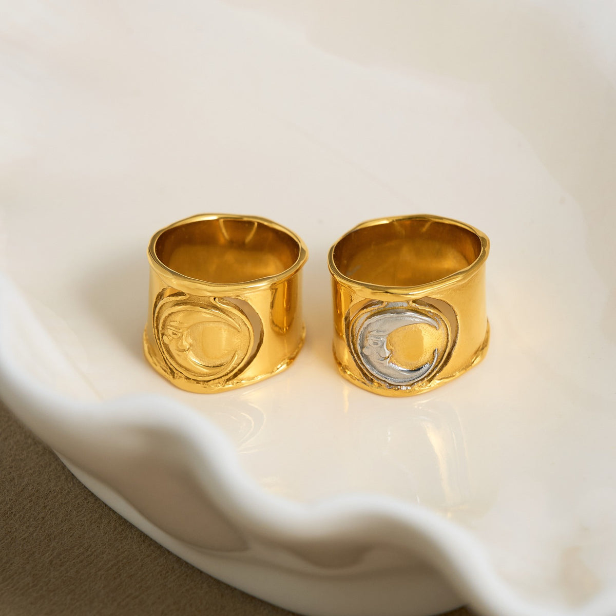 18k Classy Sun Motif Wide Band Ring