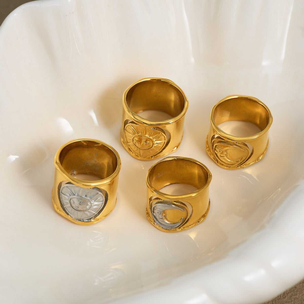 18k Classy Sun Motif Wide Band Ring