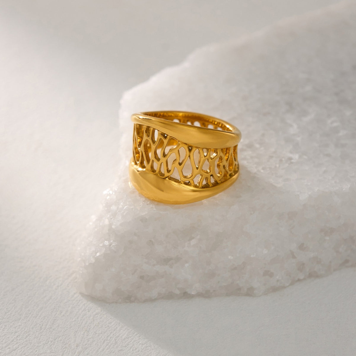 14k Classy Cutout Mesh Ring