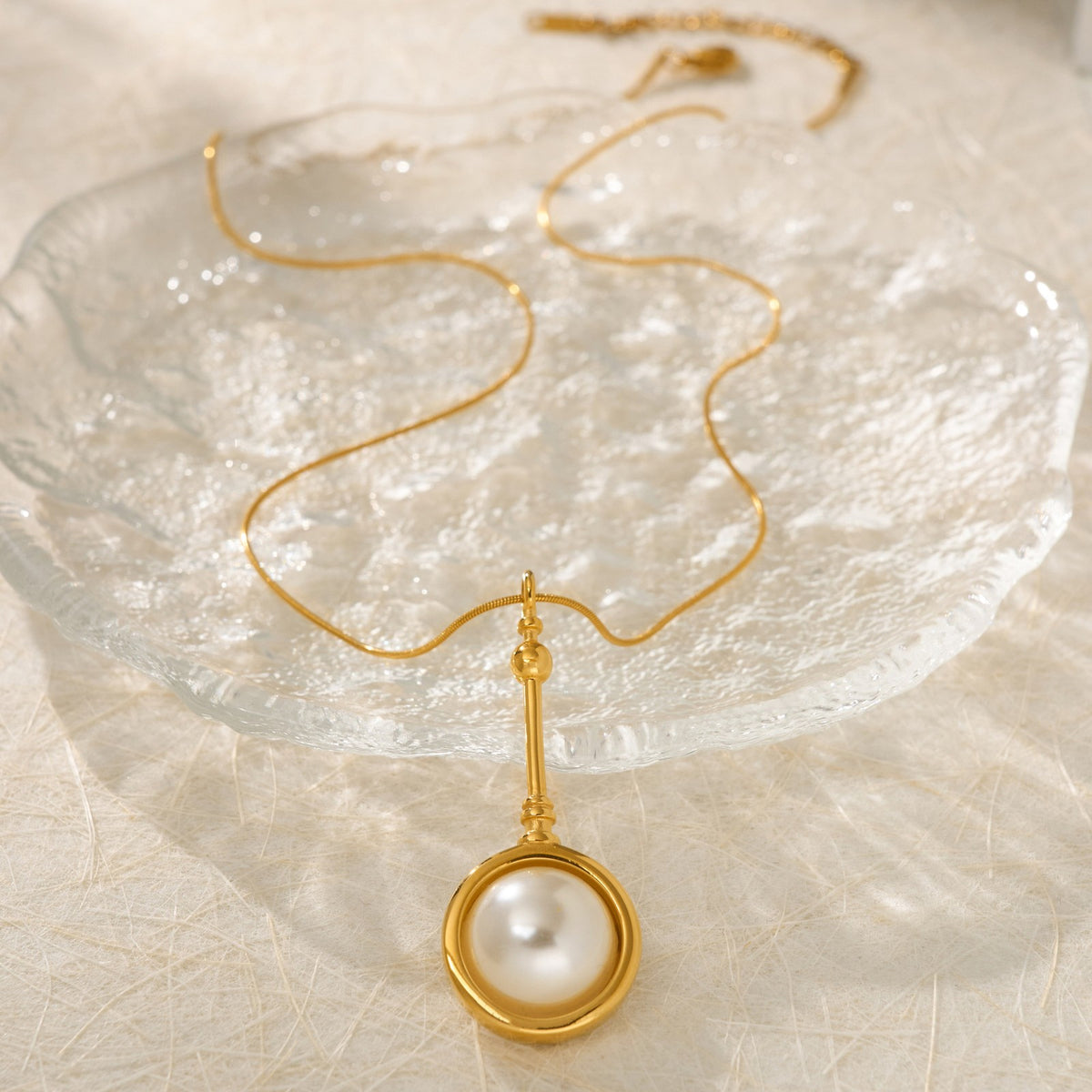 Dainty Pendulum Faux Pearl Necklace