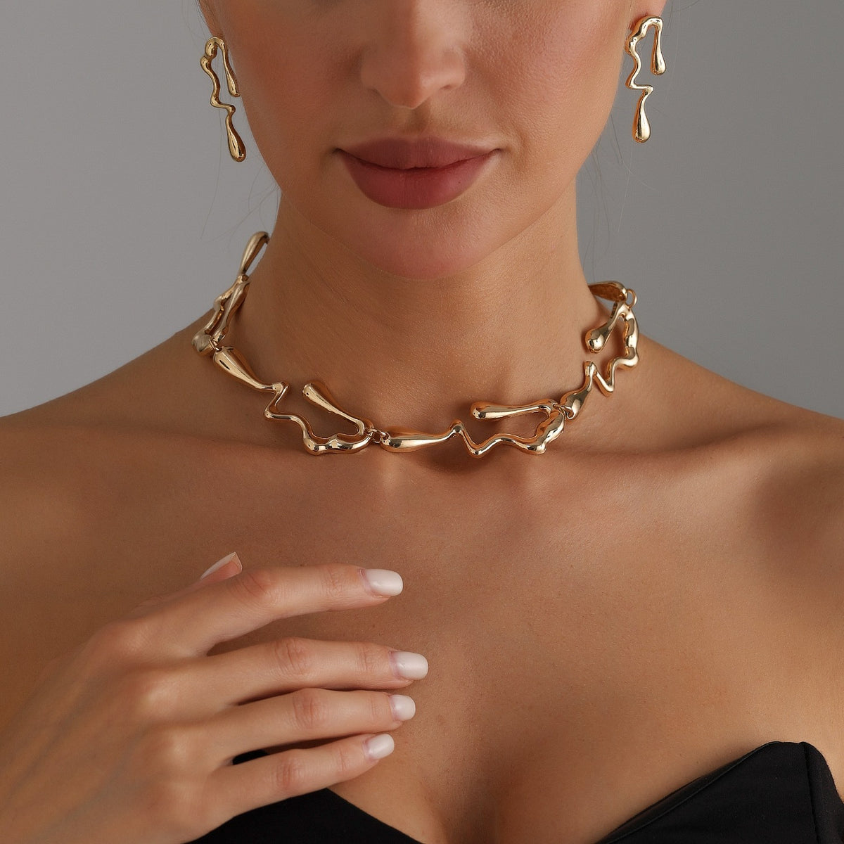 Classy Molten Geometric Necklace & Earring Set