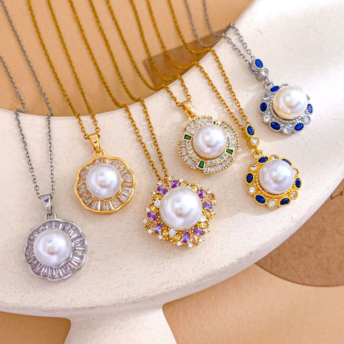 Classy Geometric Faux Pearl Pendant Necklace
