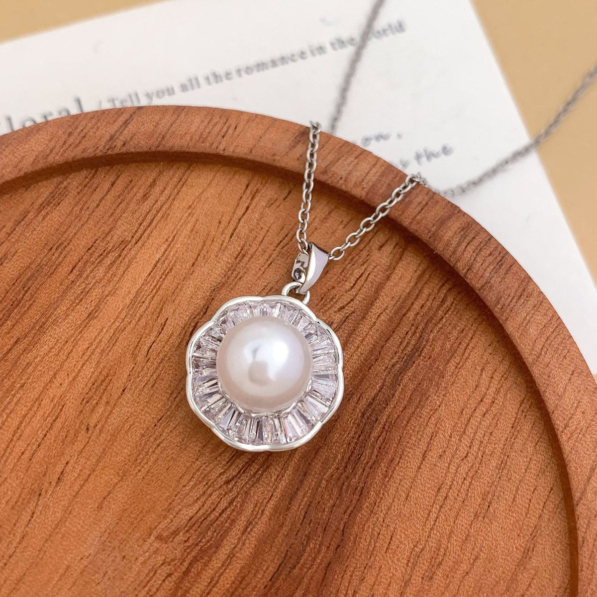 Classy Geometric Faux Pearl Pendant Necklace