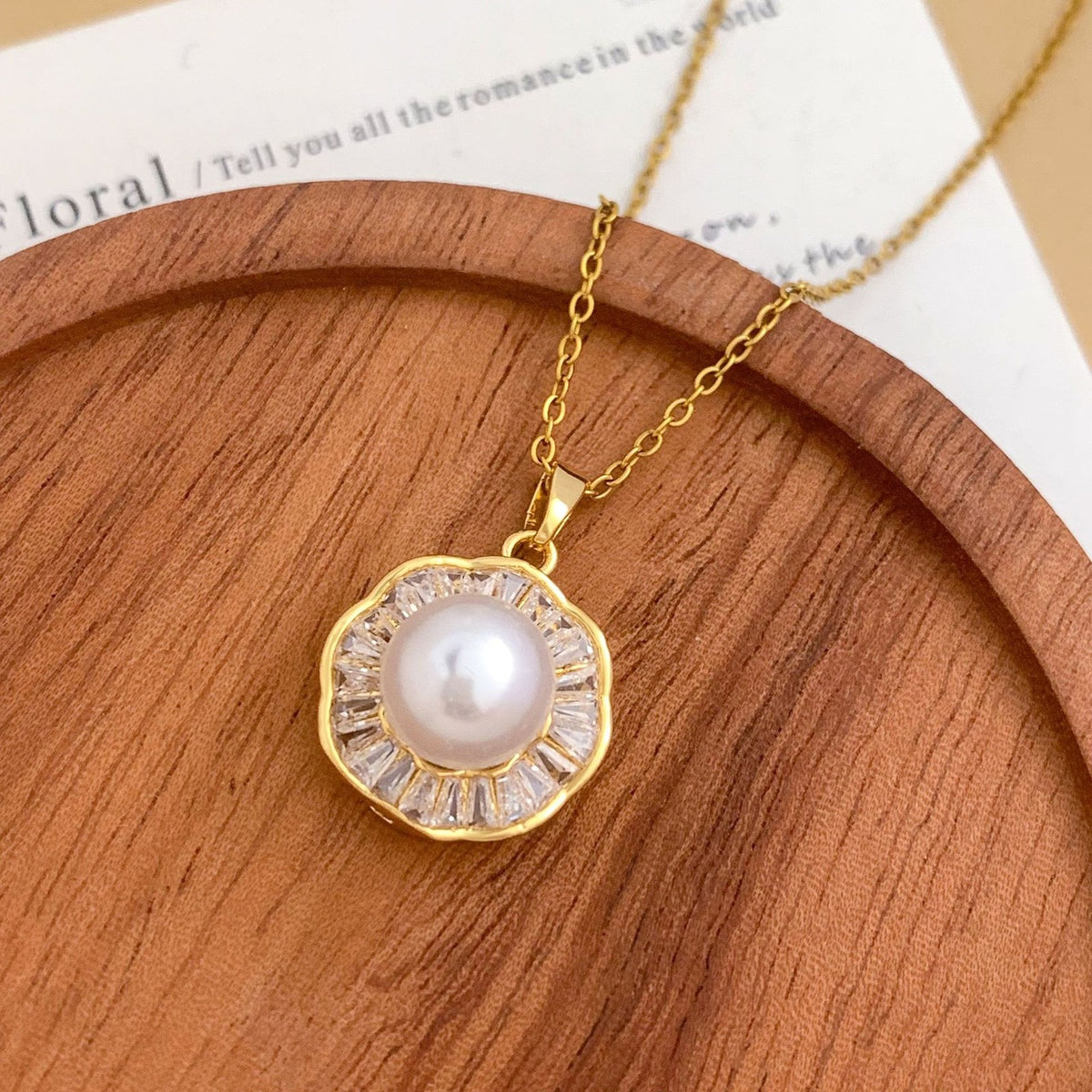 Classy Geometric Faux Pearl Pendant Necklace