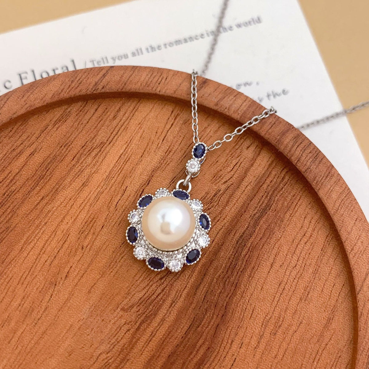 Classy Geometric Faux Pearl Pendant Necklace