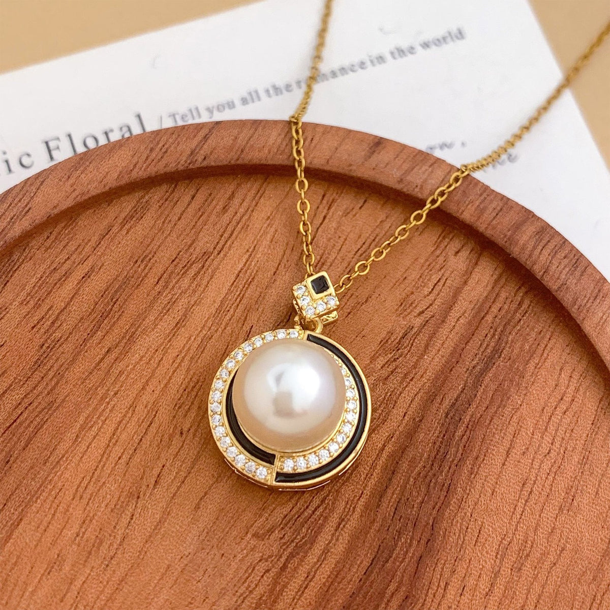 Classy Geometric Faux Pearl Pendant Necklace