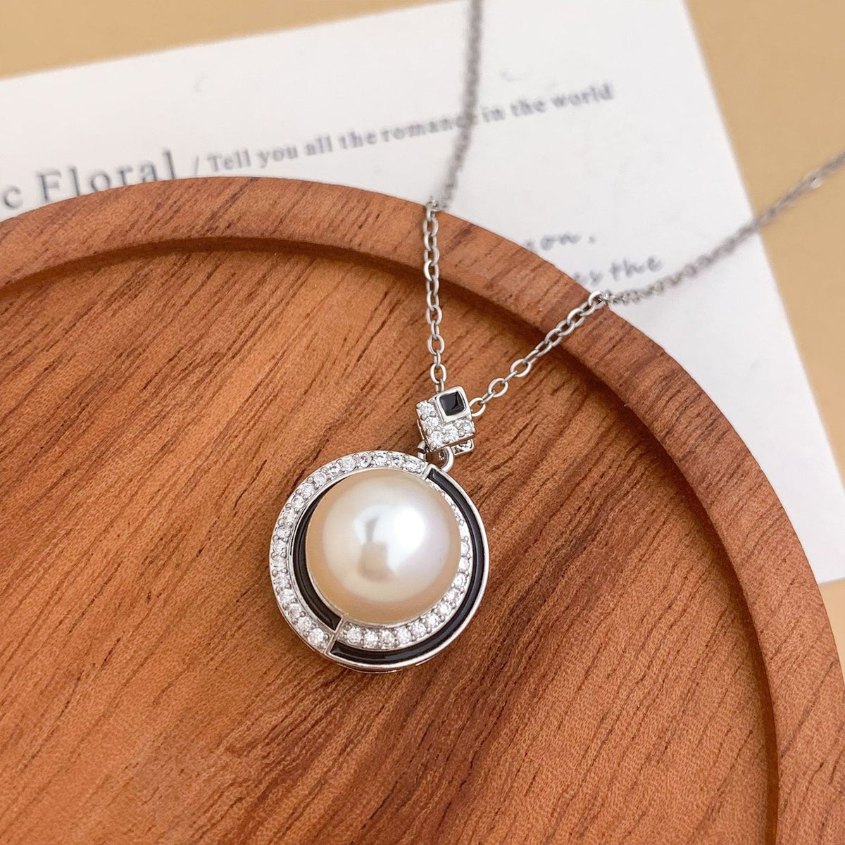 Classy Geometric Faux Pearl Pendant Necklace