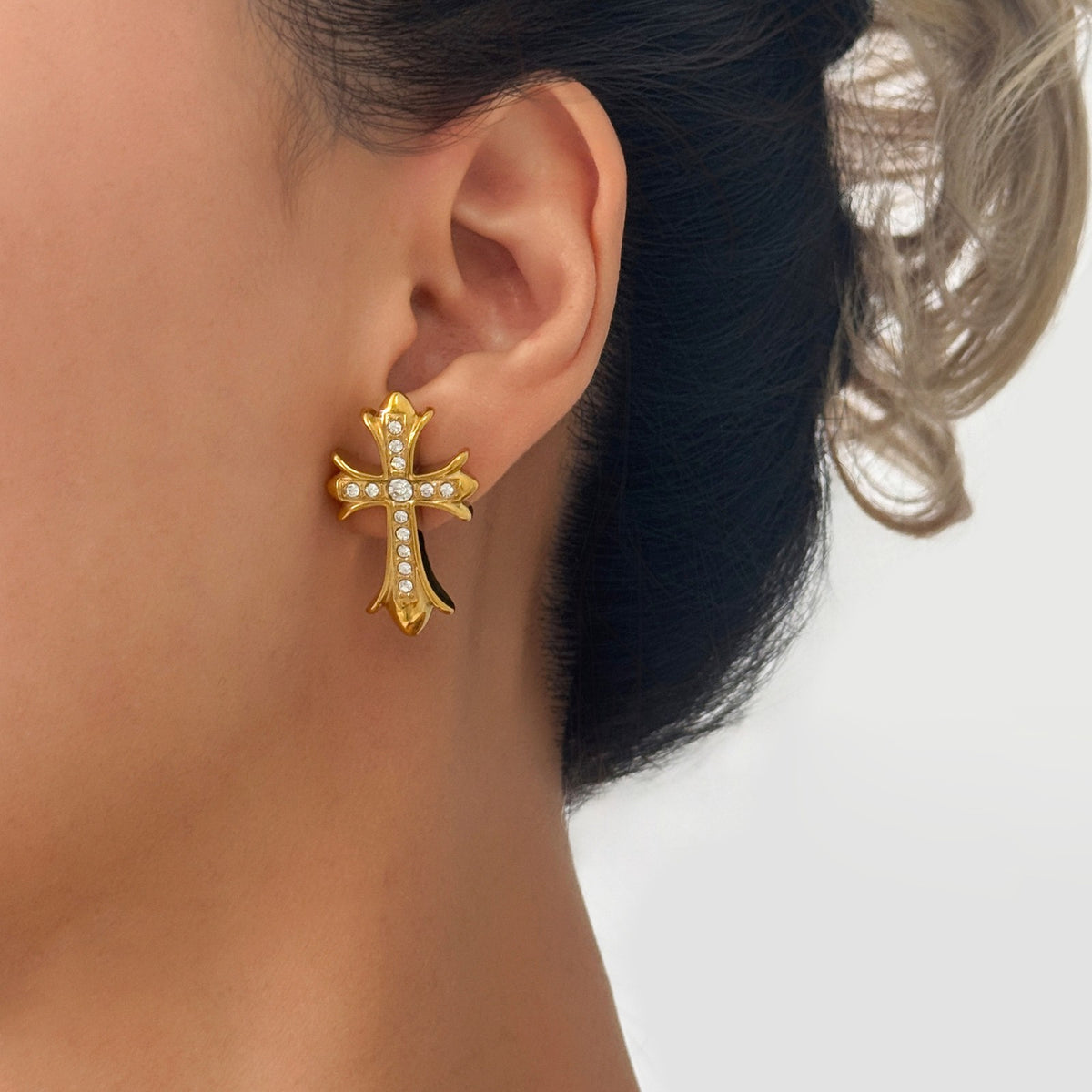 18k Classy Rhinestone Cross Stud Earrings