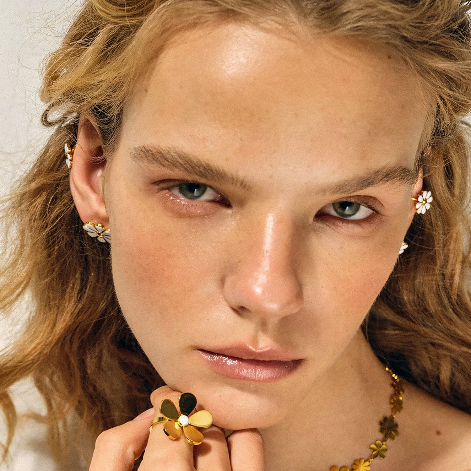 18k Dainty Daisy Floral Earrings - Veinci