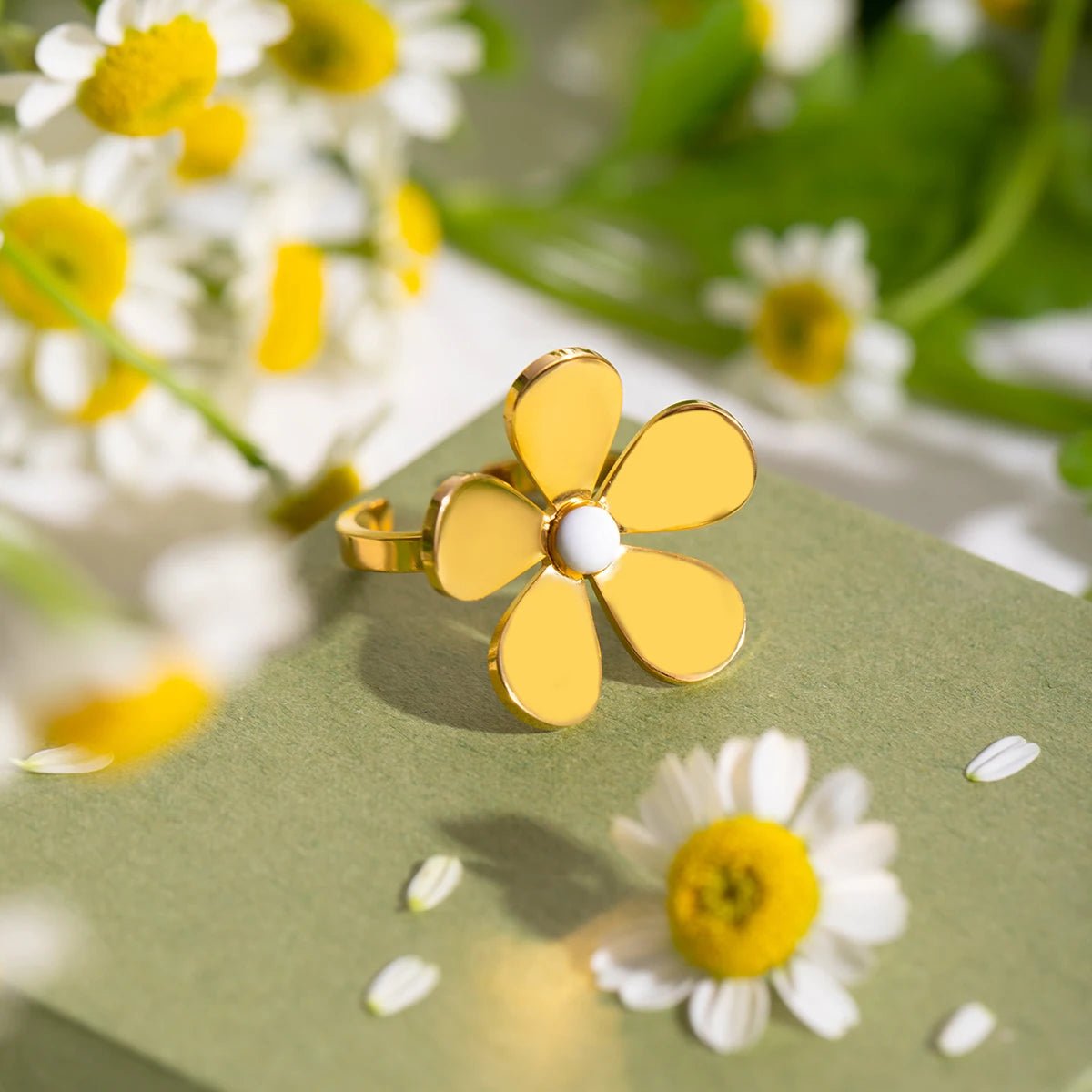 18k Dainty Daisy Floral Ring - Veinci