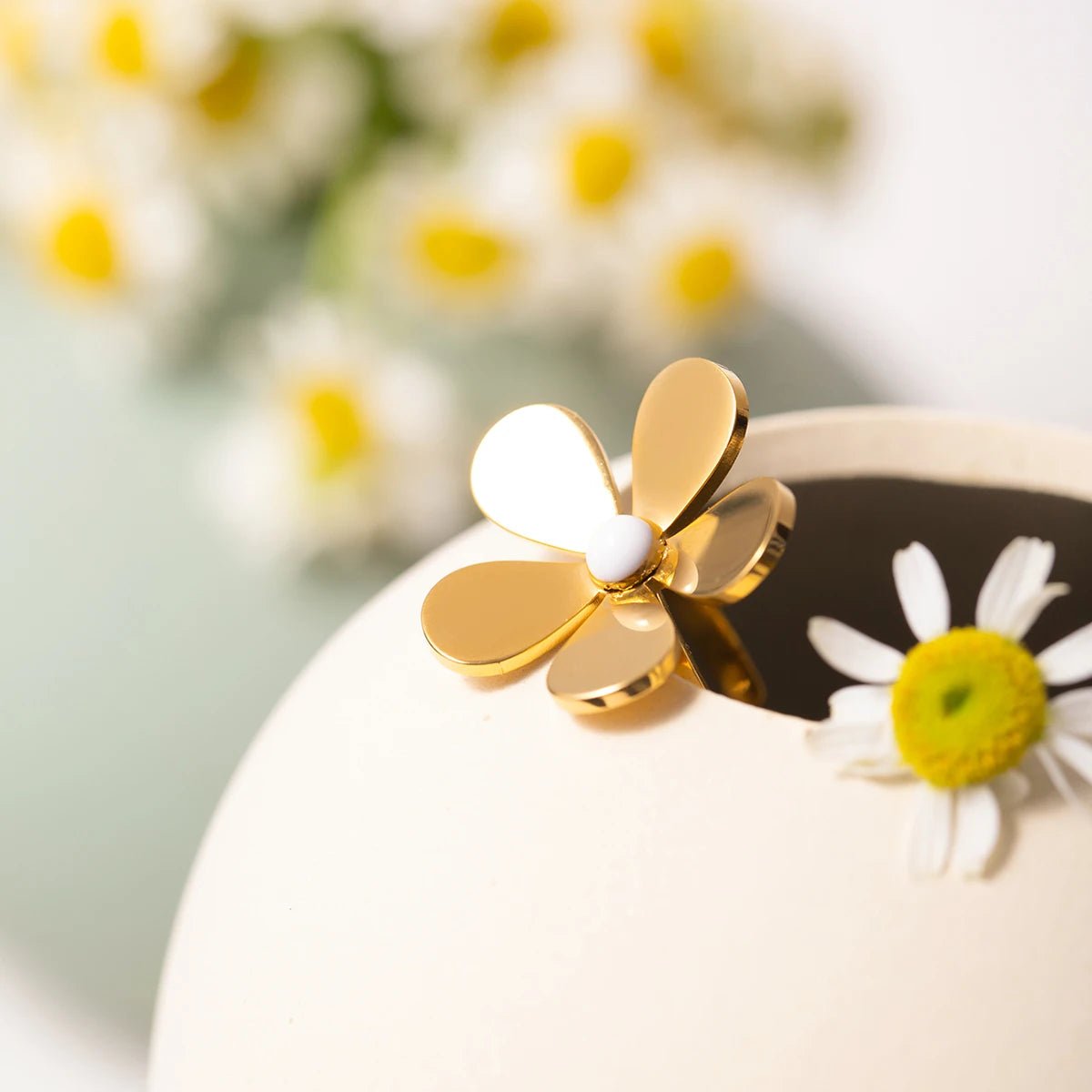 18k Dainty Daisy Floral Ring - Veinci