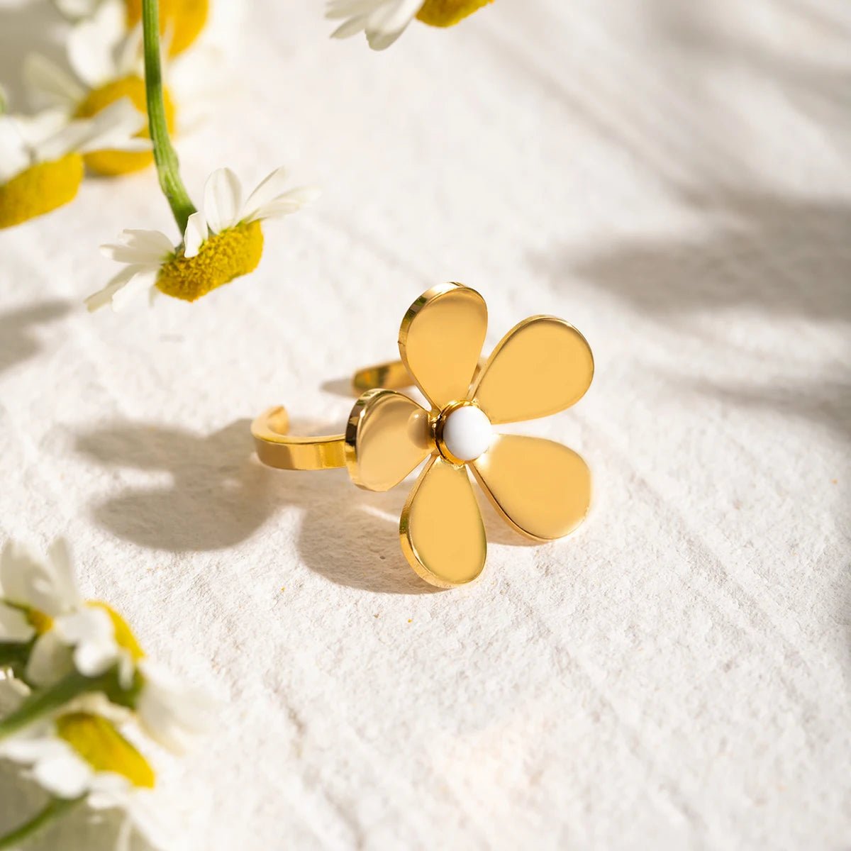 18k Dainty Daisy Floral Ring - Veinci
