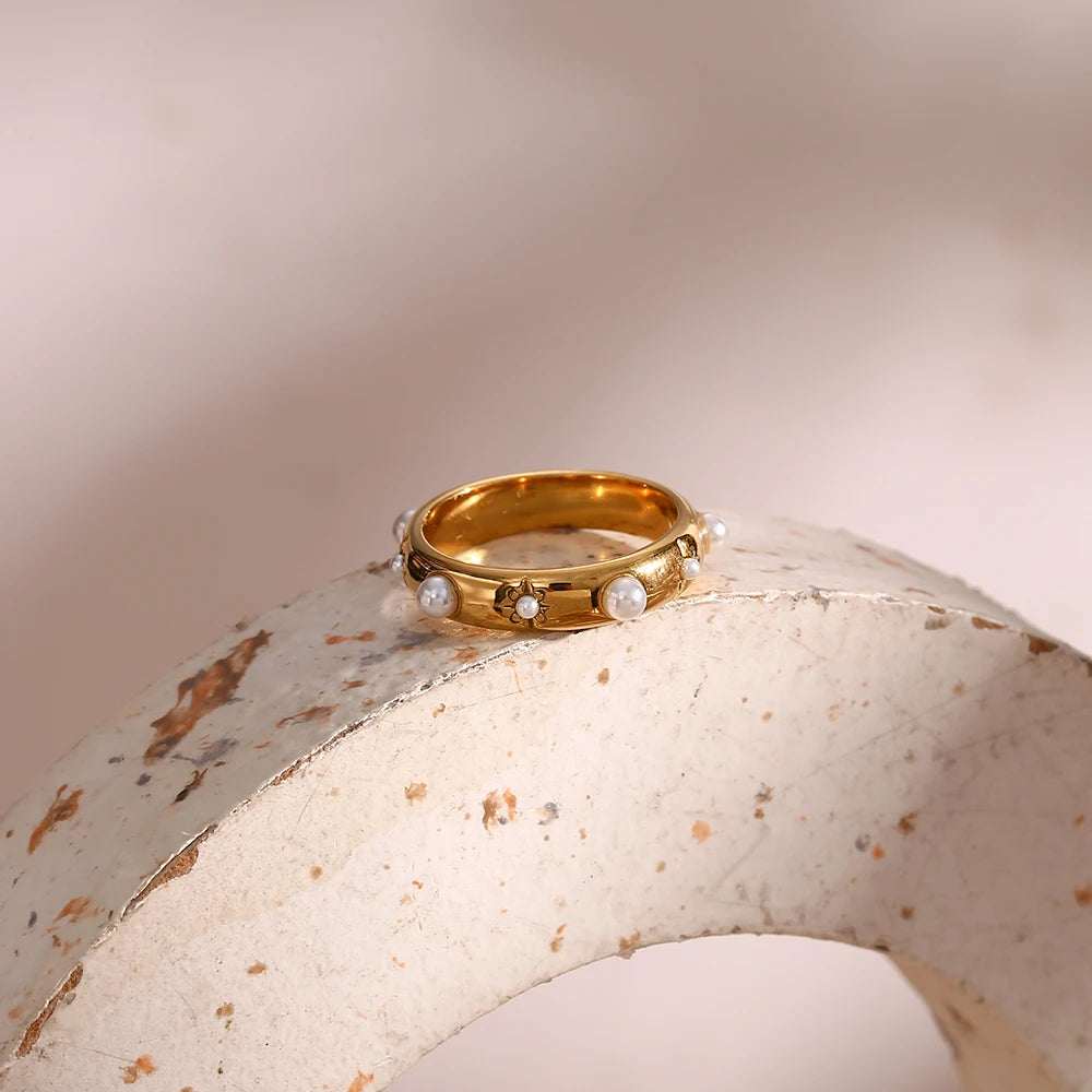 18k Star & Stone Embedded Ring
