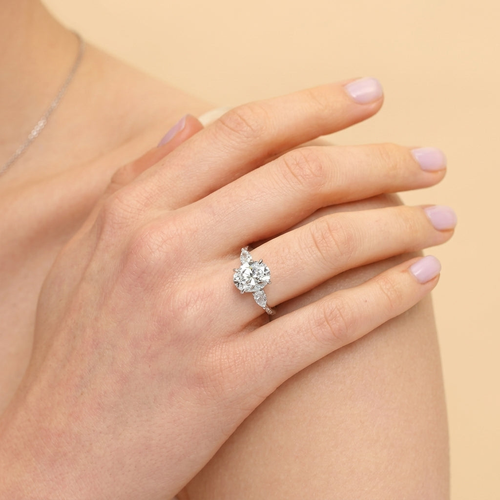 S925 Elegant Pear Accented Oval Brilliant Cut Ring