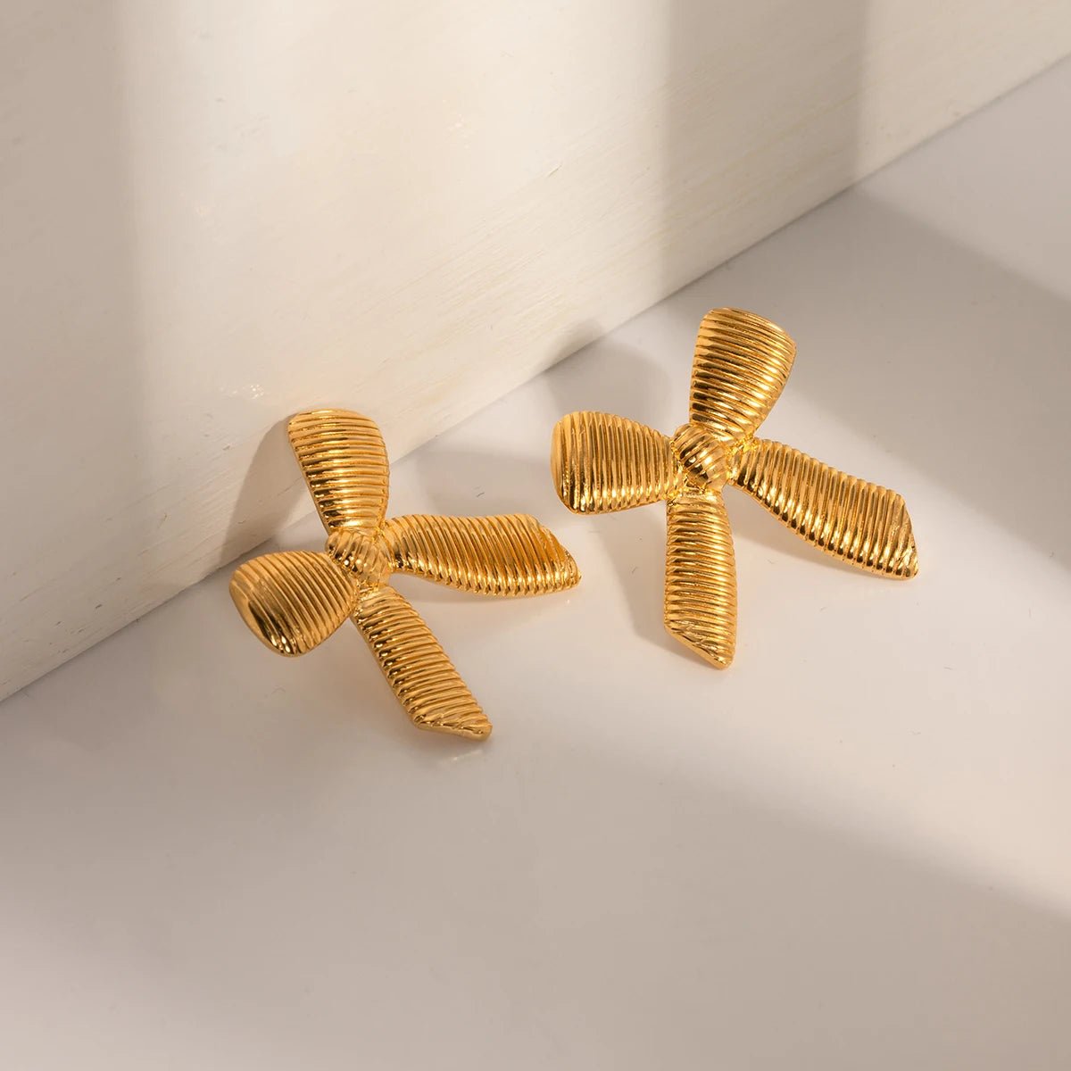 Dainty Striped Bow Elegant Ring and Earrings - Veinci