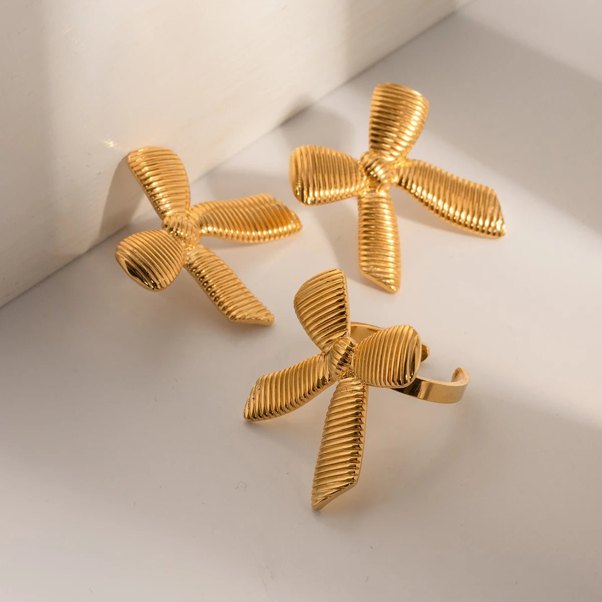 Dainty Striped Bow Elegant Ring and Earrings - Veinci