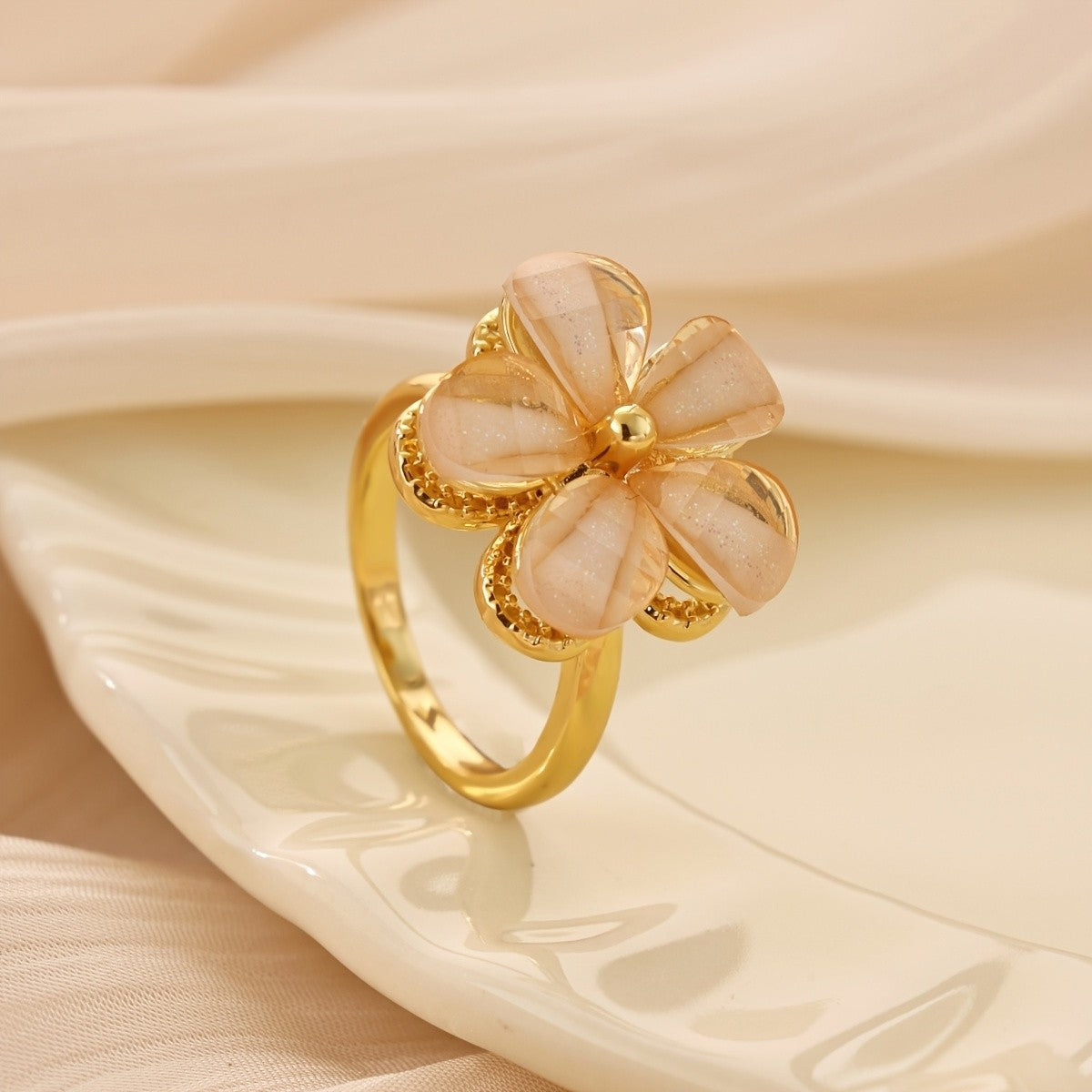 18k Dainty Resin Flower Ring
