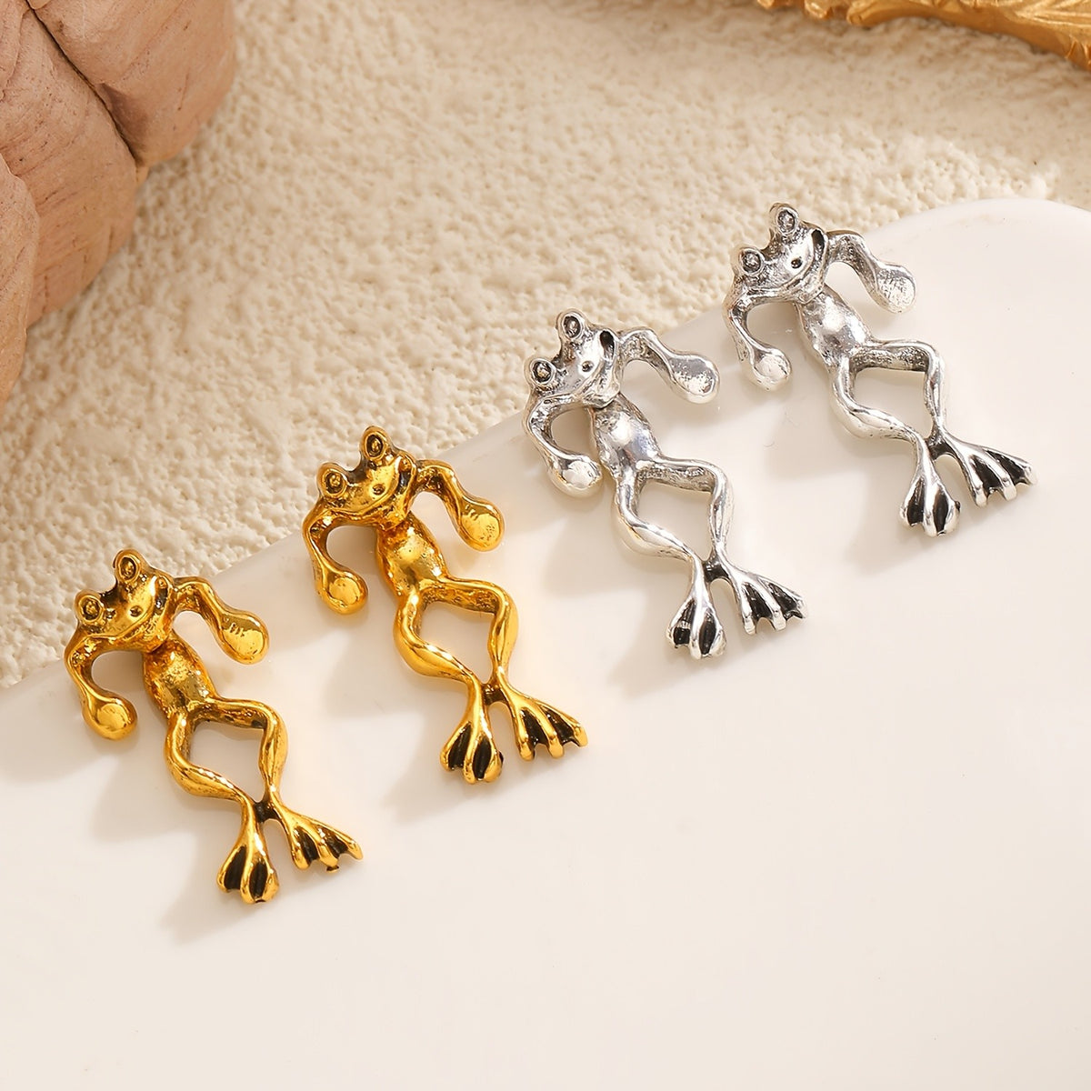 Classy 3D Frog Stud Earrings