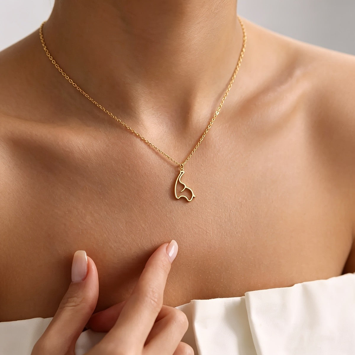Dainty Giraffe Outline Necklace