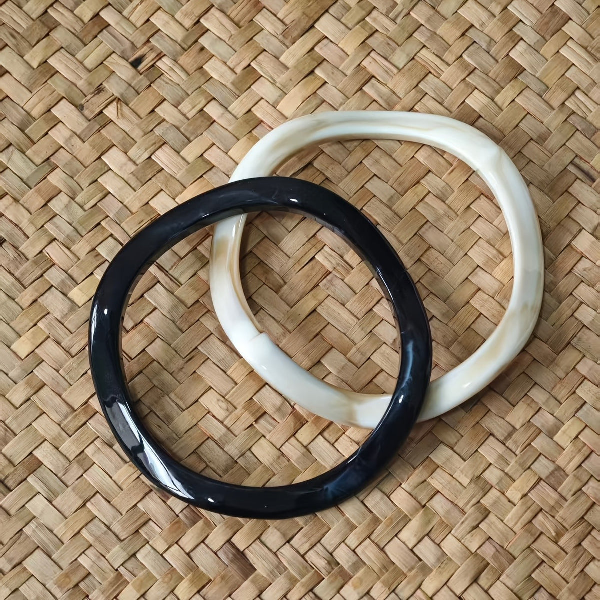 Classy Wavy Resin Bangle Set