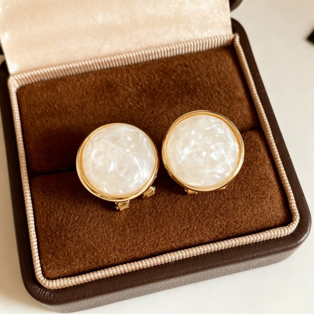 Classy Vintage White Resin Round Stud Earrings