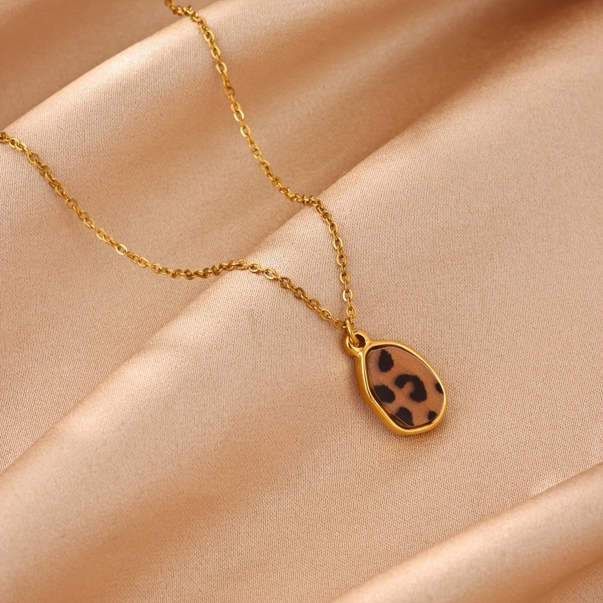 18k Elegant Leopard Print Teardrop Necklace