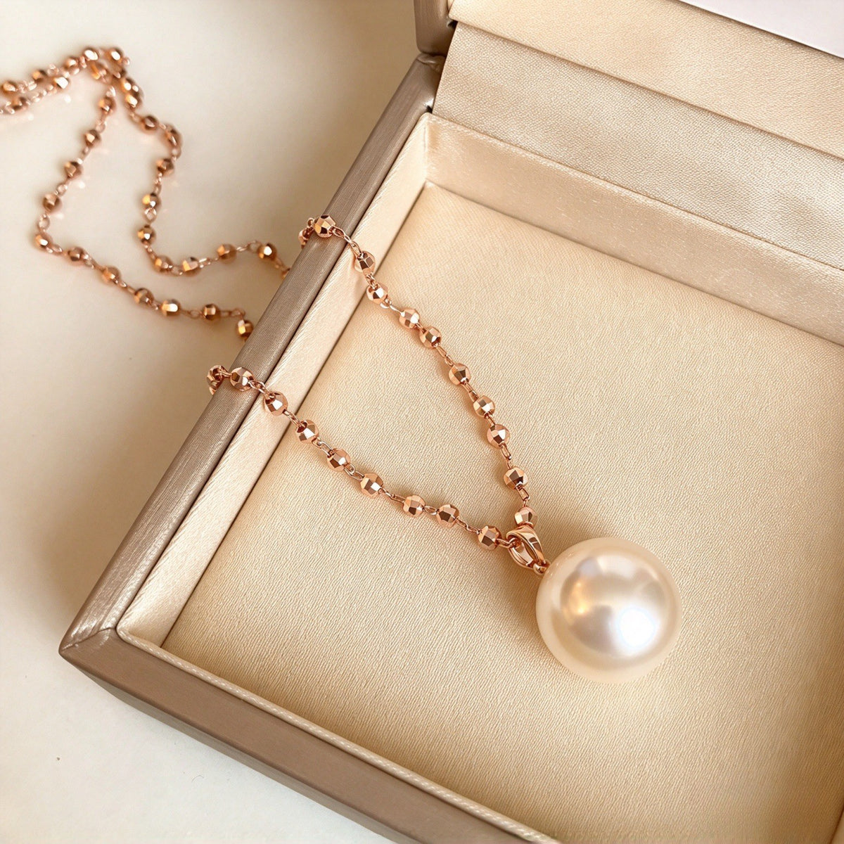 Dainty Classic Faux Pearl Pendant Necklace
