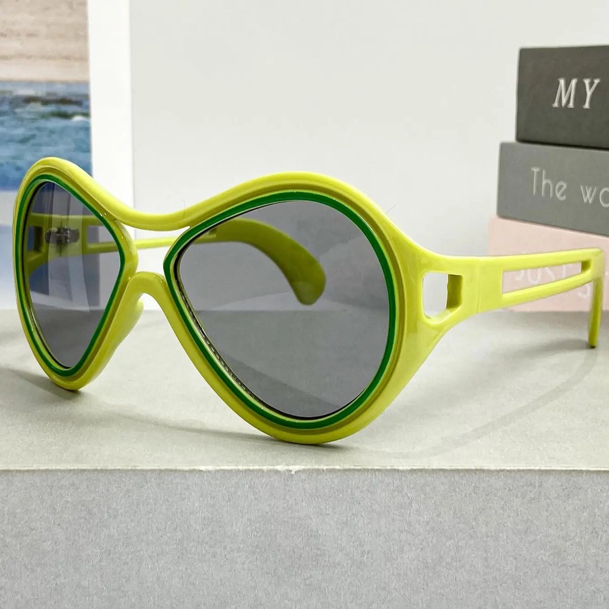 Classy Retro Two-Tone Oval Sunglasses