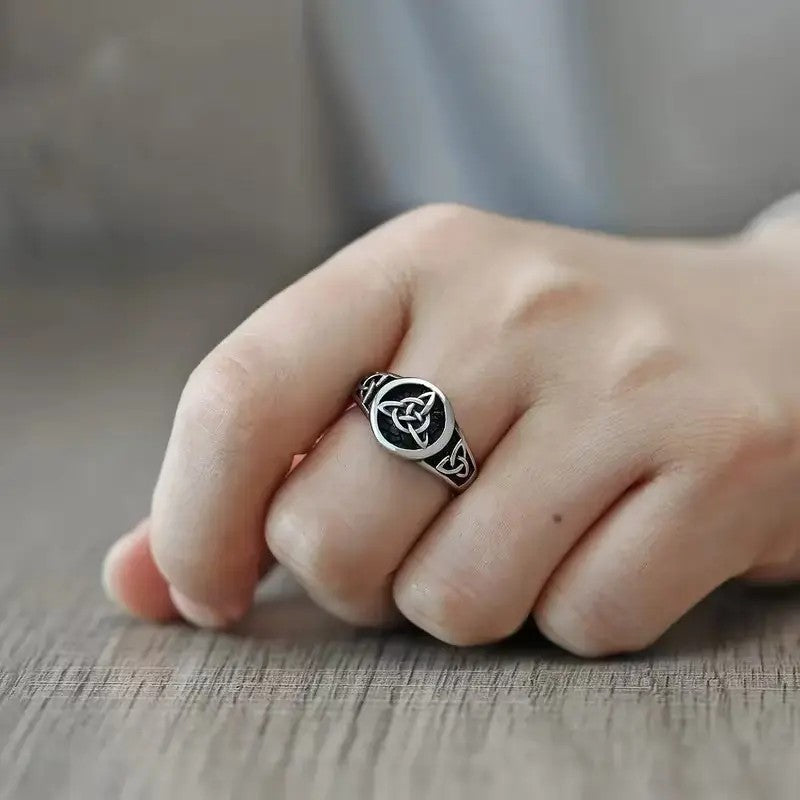 Romantic Celtic Knot Couple Ring Set