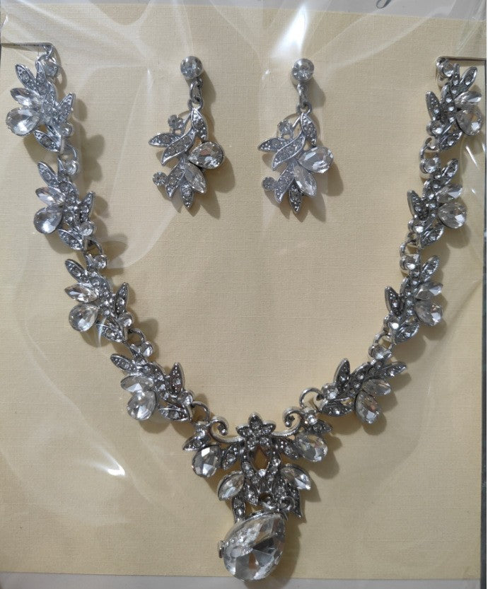 Elegant Emerald Teardrop Leaf Necklace & Earring Set